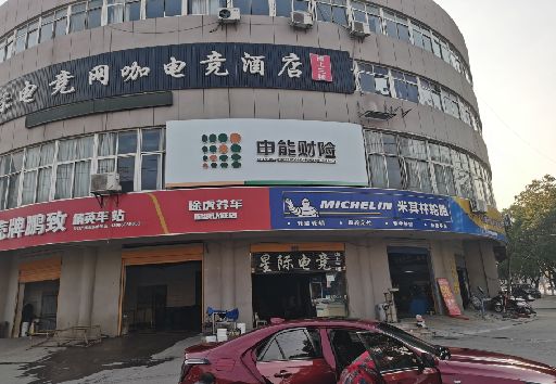 德安发光字招牌安装流程。